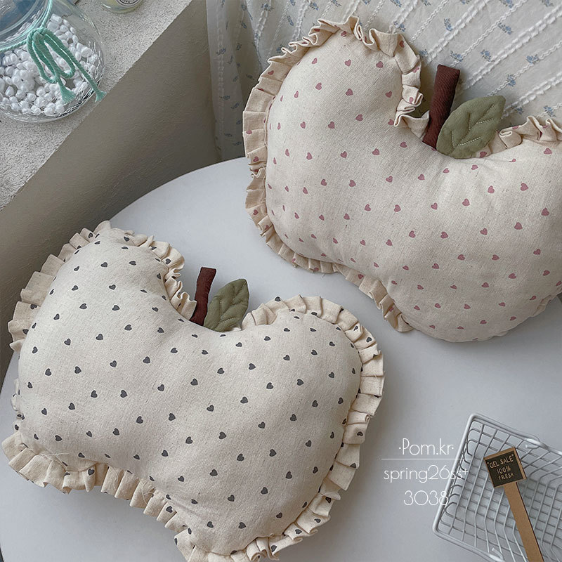 韩版春季新款荷叶边靠枕布艺法式爱心苹果抱枕卧室床头装饰摆件女