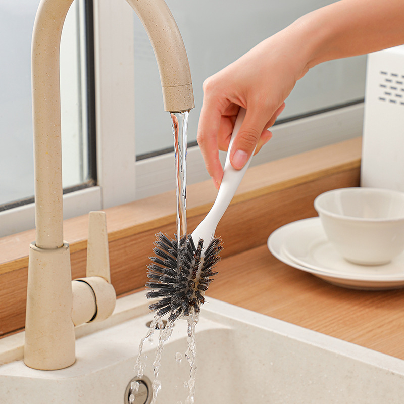 The pot brush with a round head and a long handle can be hung. It is a multi-functional cleaning brush that can be used to clean the bottom of POTS. It is a household tool for removing oil stains details Picture