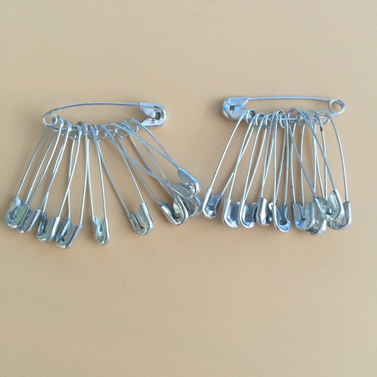 Foreign trade export safety pins, fixed clothes, waist cinders, small children's safety buttons, paper clips, first aid kit accessories details Picture
