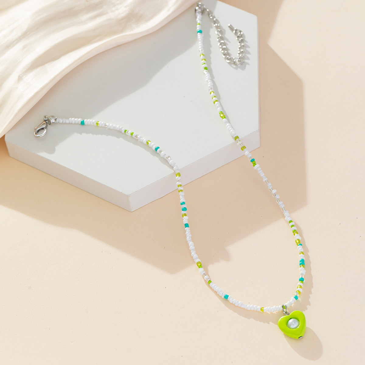 Colorful beaded necklaces in a cute and sweet style, pearl heart-shaped collarbone chains with versatile pendants and necklaces wholesale in a fresh and clean style details Picture