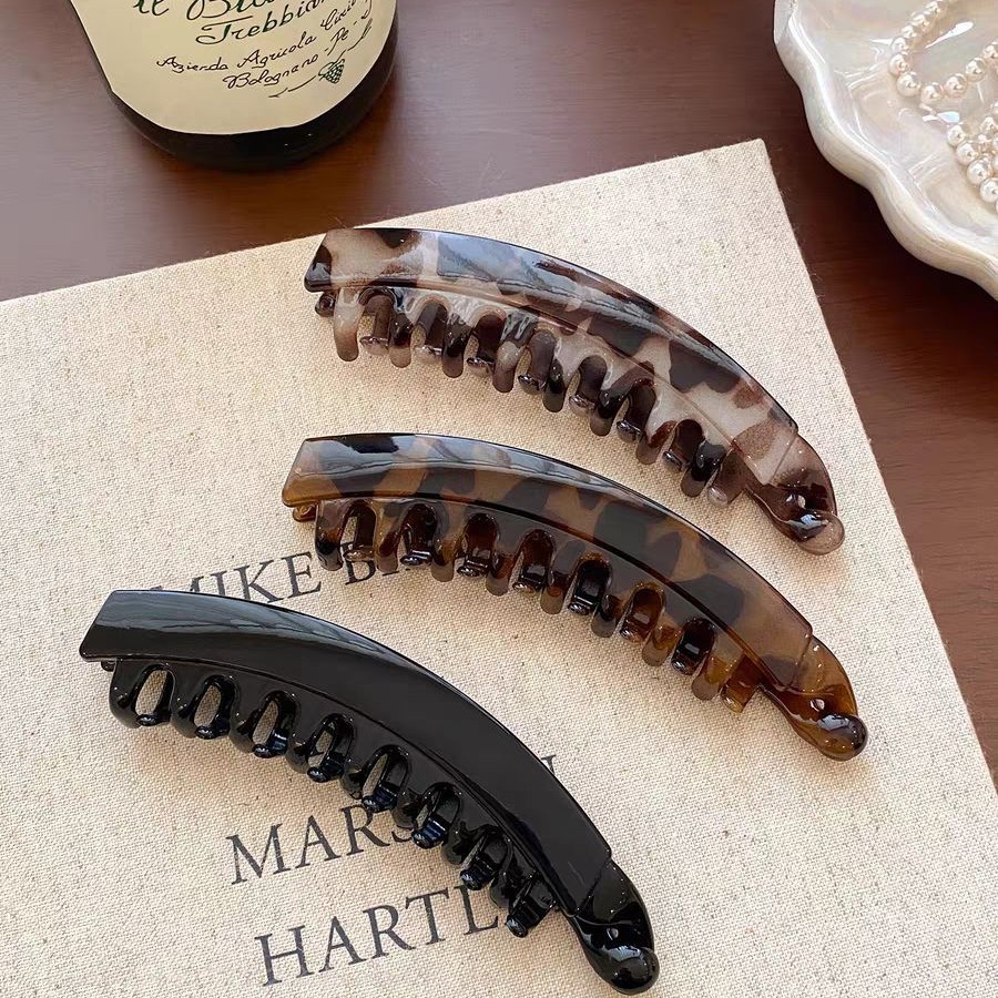 The 2025 new leopard-print banana hair clip exudes a high-end feminine charm. It features a twist clip, a vertical clip, and a high ponytail clip at the back of the head Application Scenario