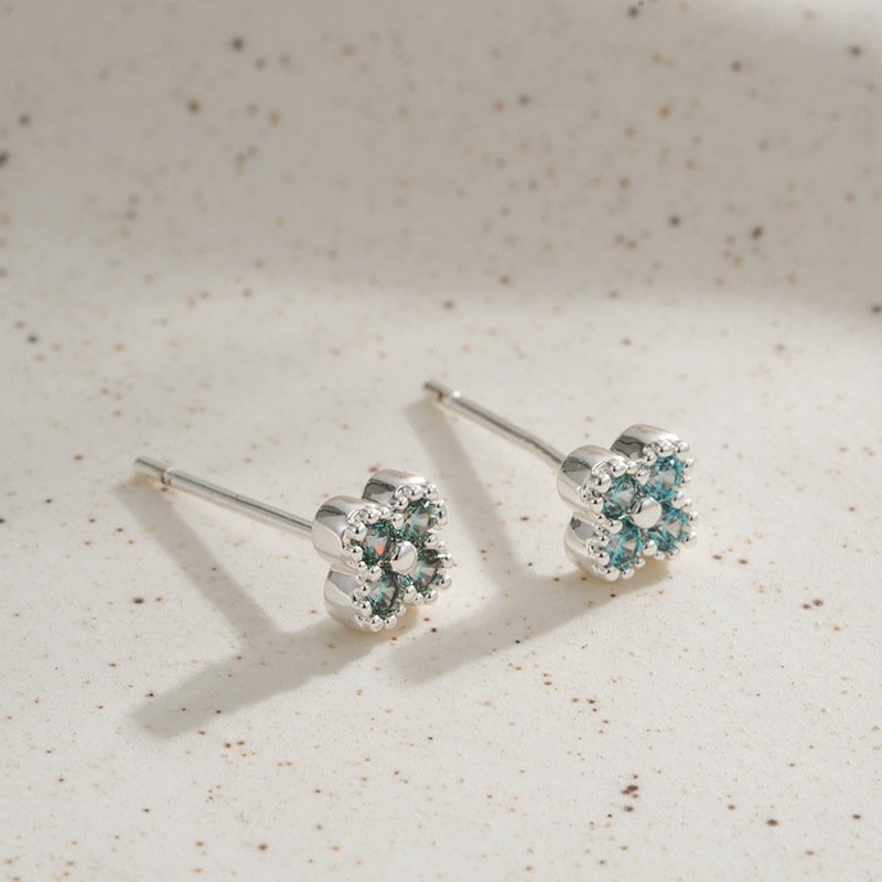 Summer's new light sea blue mini four-leaf clover stud earrings are small and versatile. Copper alloy with zirconium inlay s925 silver needle women's earrings details Picture