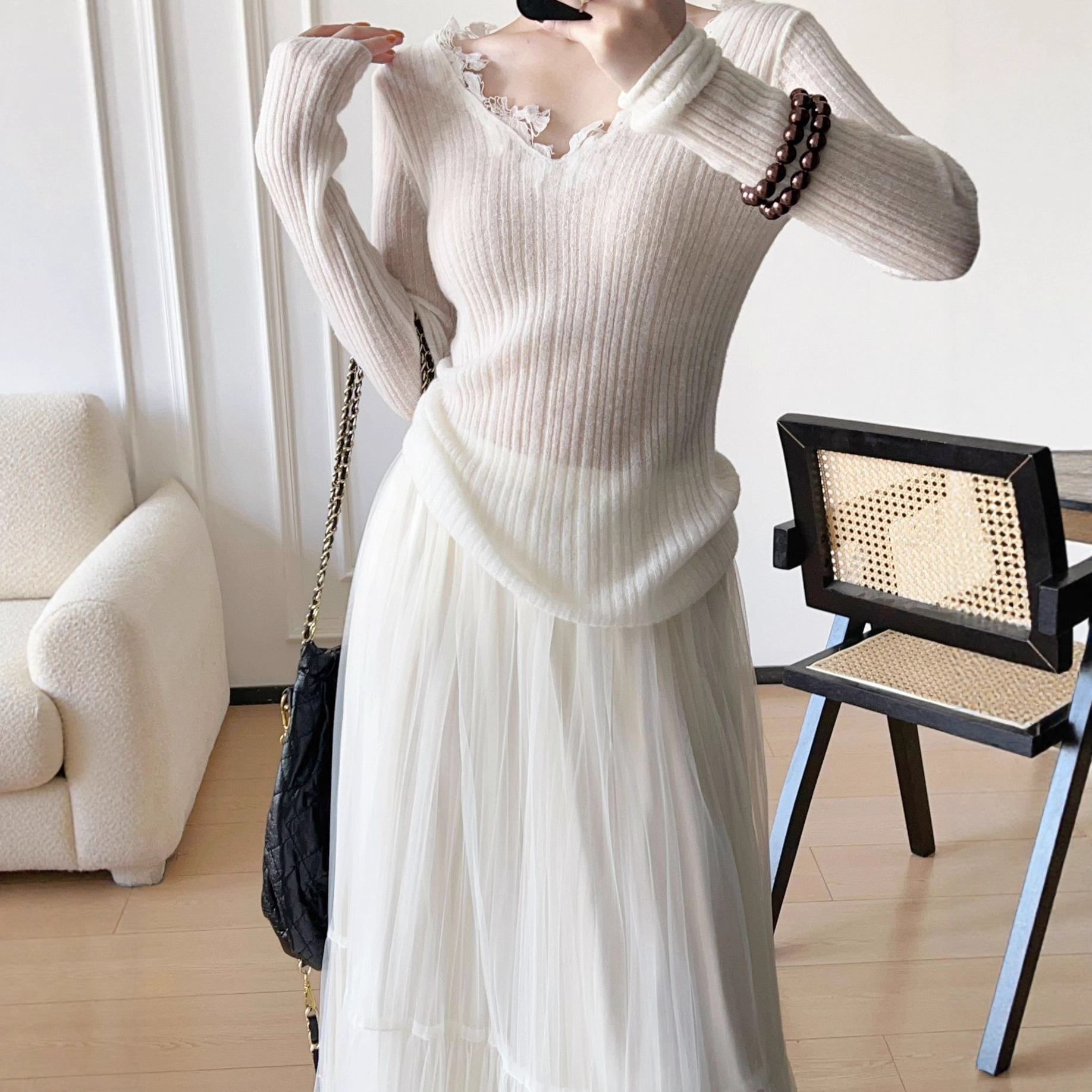 High-quality Nanyou women's clothing 2025 new style French back hollowed-out V-neck lace trim slimming knitted sweater