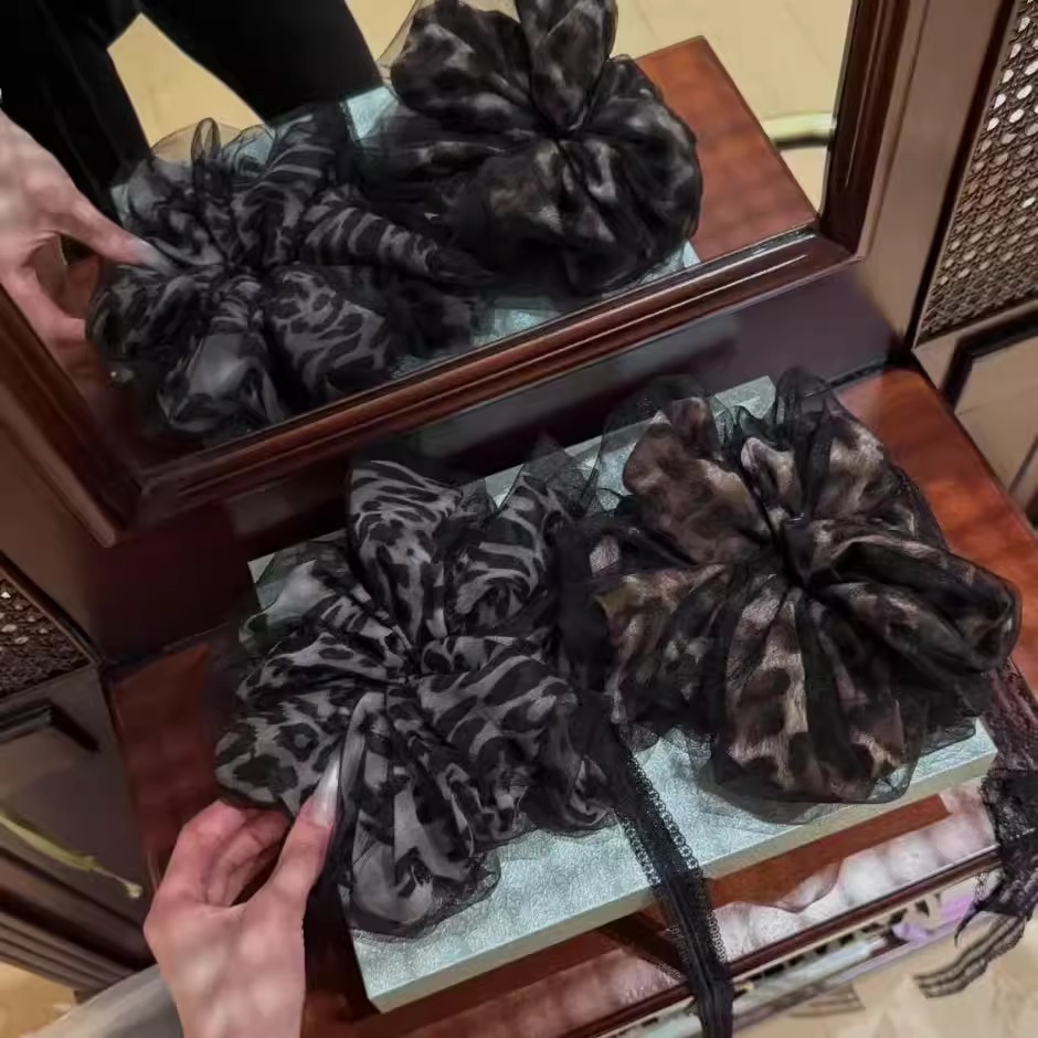 The oversized leopard print hair band, double-layer mesh design, large intestine circle, high-end heavy industry hair accessory, long ribbon hair band, the same style as Tianzong details Picture