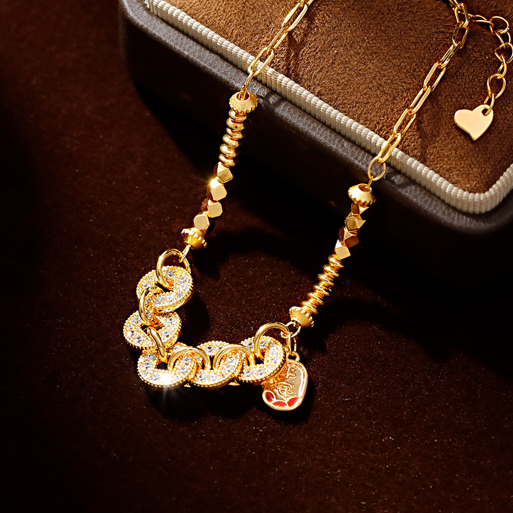 Hyacinth's Douyin bestseller, the Five Emperors Coin Broken Ice Plate Coiled Bracelet, is a fashionable, light luxury, elegant and high-end gesture item for women Application Scenario