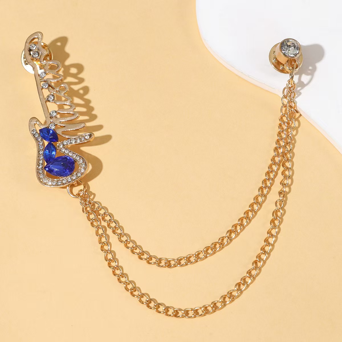 设计感个性吉他乐器链条胸针ins高级质感镶钻蓝宝石合金胸针衣饰