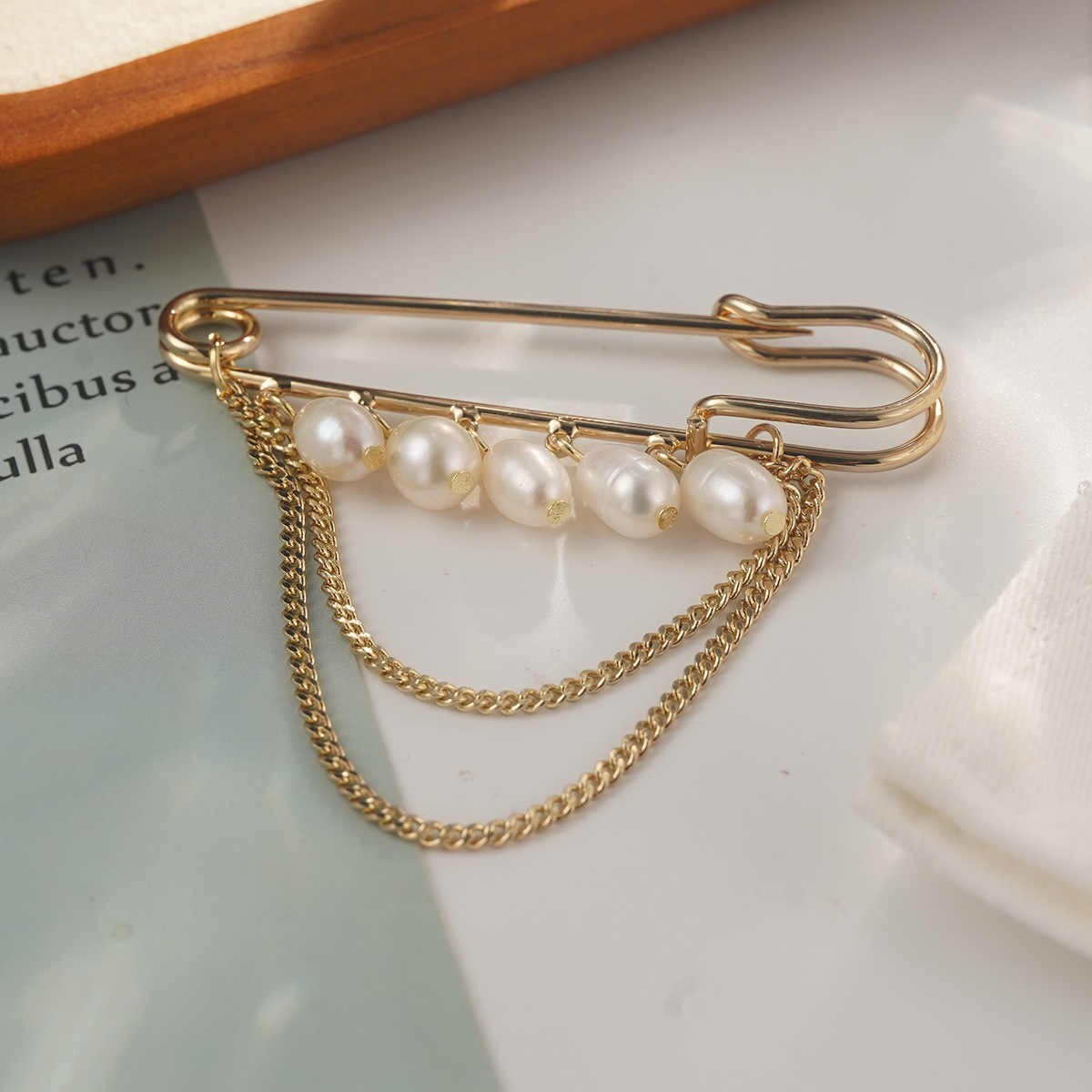 Pearl three-dimensional heart-shaped brooch on Instagram, trendy and unique, small chanel-style brooch, high-end pearl, retro, simple and fashionable details Picture