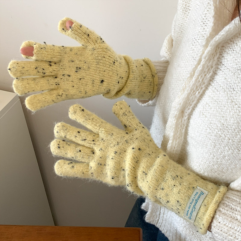 Korean bloggers' same style of dot yarn knitted woolen gloves for women, versatile and warm, simple five-finger cycling gloves for autumn and winter Application Scenario