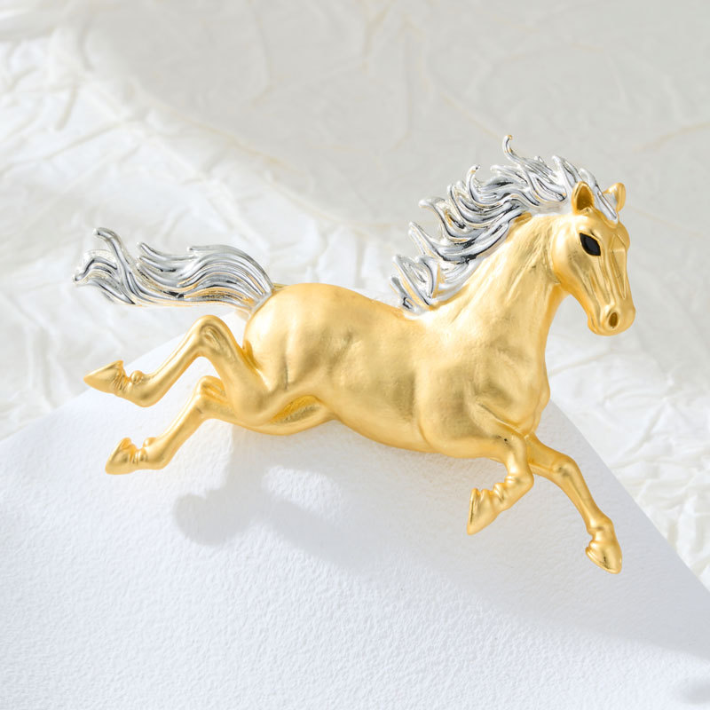 High-end two-color gold three-dimensional horse brooch, good luck for the New Year immediately, zodiac horse brooch gift, perfect choice for both men and women Application Scenario
