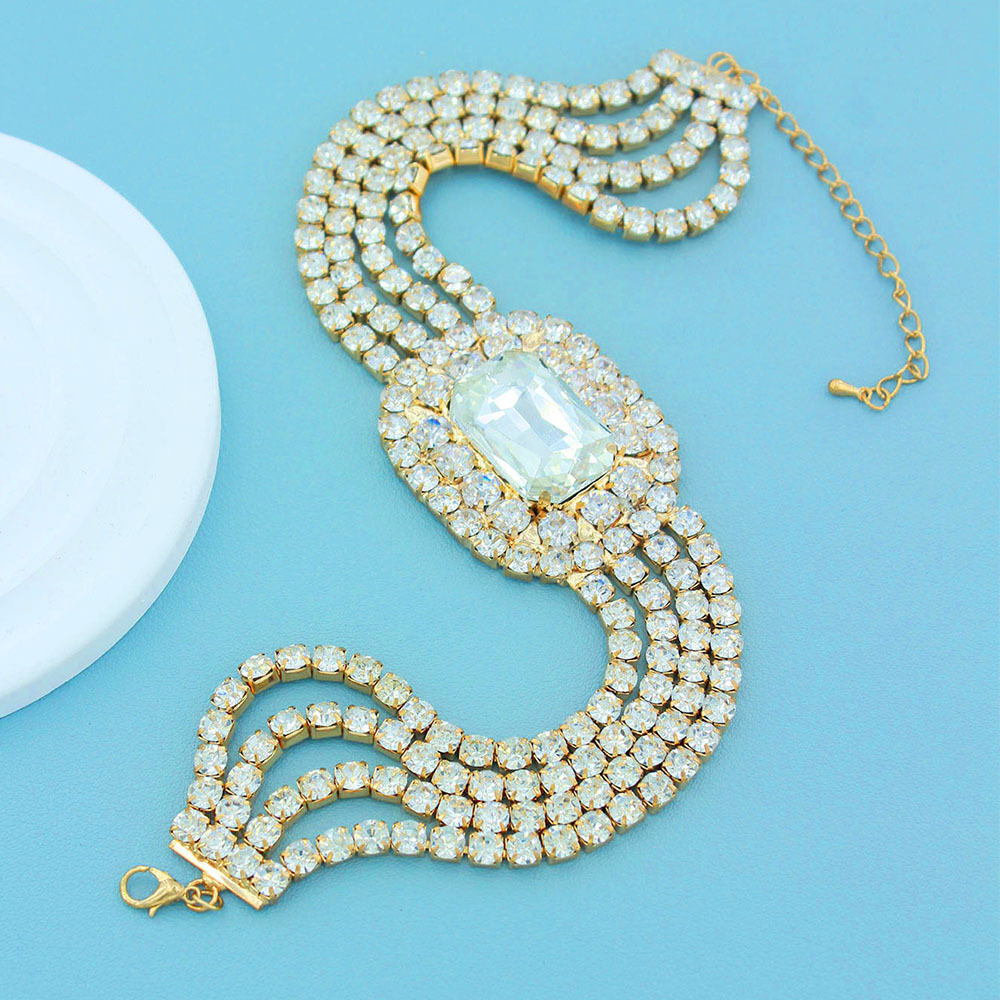 Cross-border European and American export 4-layer water diamond exaggerated personality necklace choker, elegant, shiny and luxurious claw chain necklace wholesale supply Application Scenario