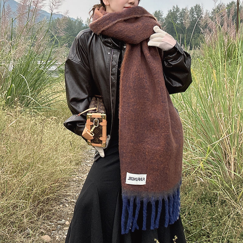 One-piece delivery of new autumn and winter styles for both men and women, high-end Korean-style, niche and simple thickened warm fringed shawls, versatile scarves, wholesale from street stalls Application Scenario