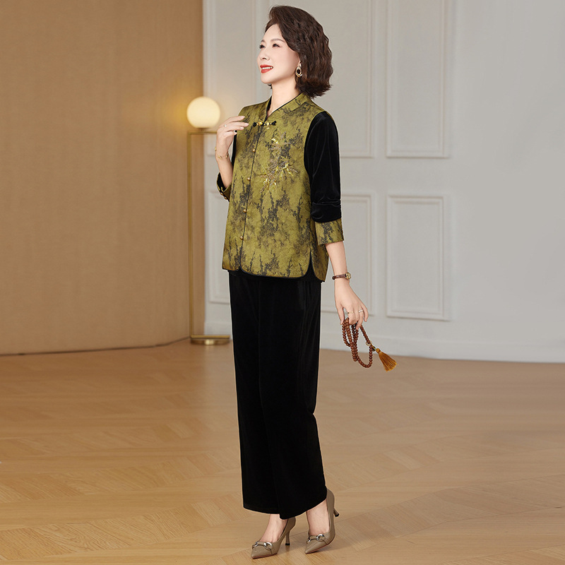 Mom's autumn Velvet set 2025 New style for middle-aged and elderly women's wear, Spring and autumn New Chinese-style traditional Chinese style vest on top details Picture