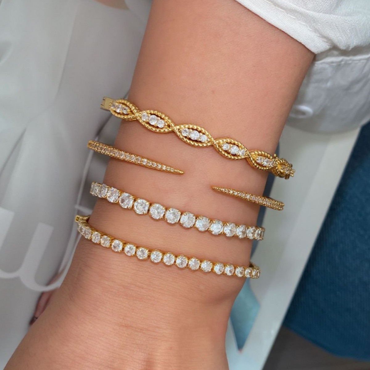 Wholesale of fashionable diamond zircon bracelets and bangles with a light luxury and high-end feel, versatile and simple full figure