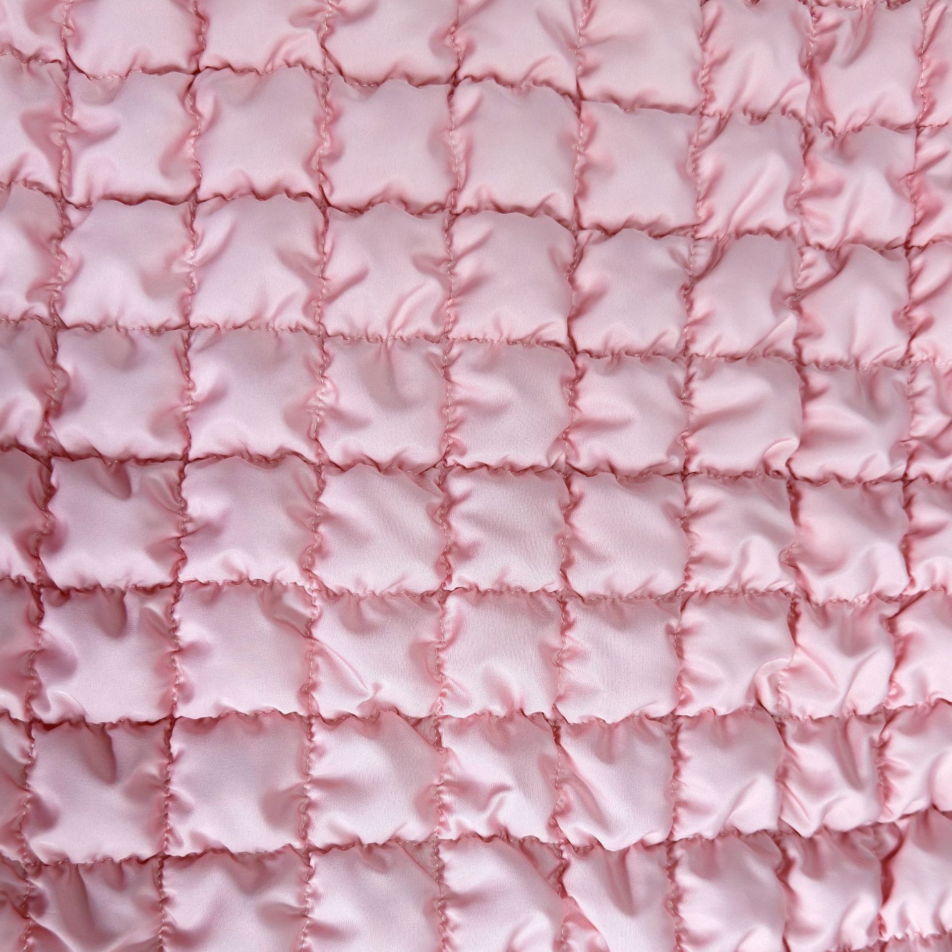 RPET春亚纺方格绗缝绣花面料云朵包夹棉宠物服装暖手宝箱包布料细节图