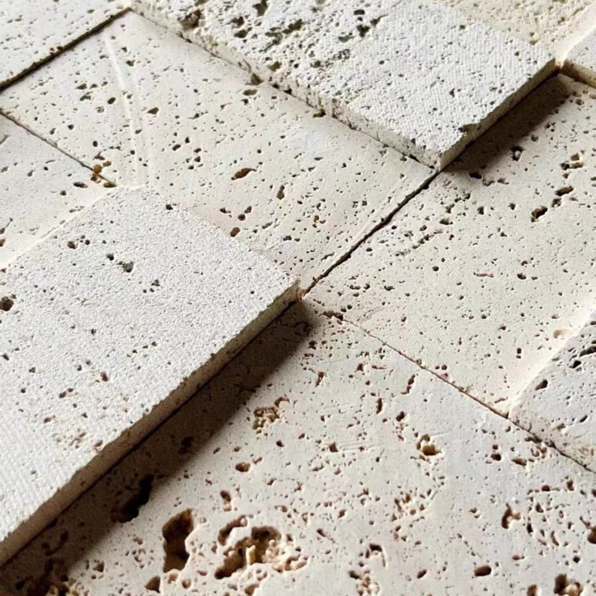 洞石马赛克外墙米白马赛克洞石软瓷墙贴通体砖凹凸面墙板酒店背景绿生新材料