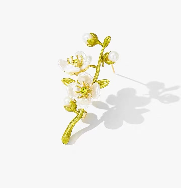 Artistic green jasmine brooch, plant flower pearl brooch, retro style suit, anti-glare clasp pin accessory Item Picture