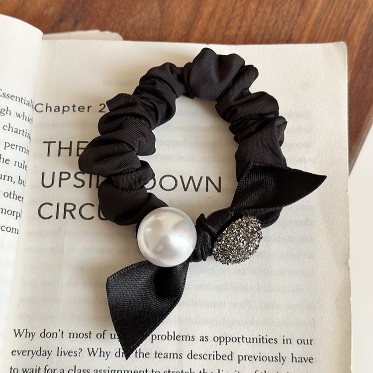 A new 2024 hair tie with a hair band, a pearl-black large intestine hair band, exudes a high-end feminine charm details Picture