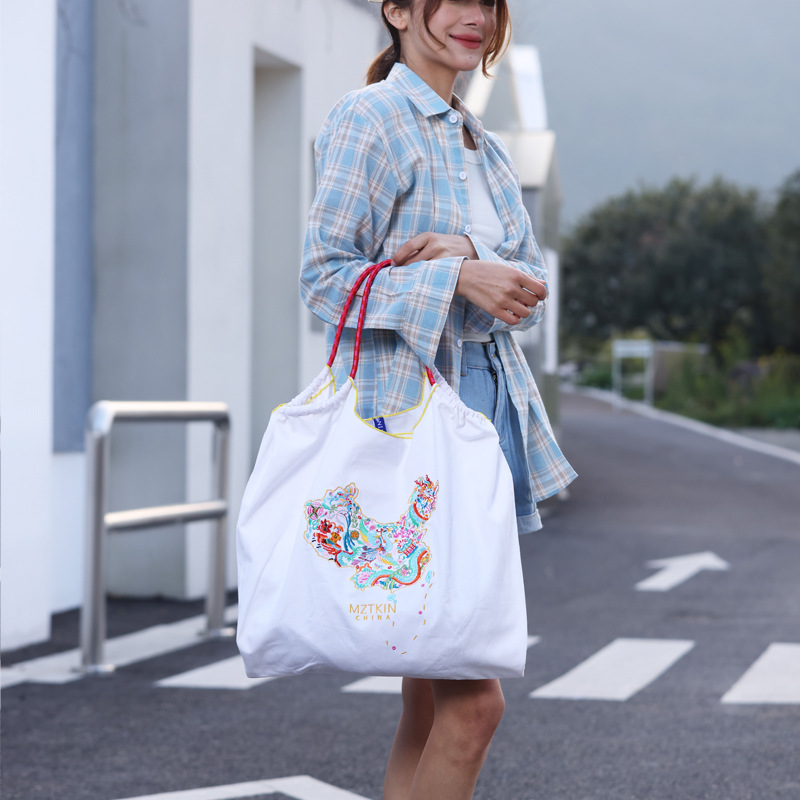 2025新款中国地图女士刺绣包百搭斜挎包帆布通勤休闲简约潮流女包