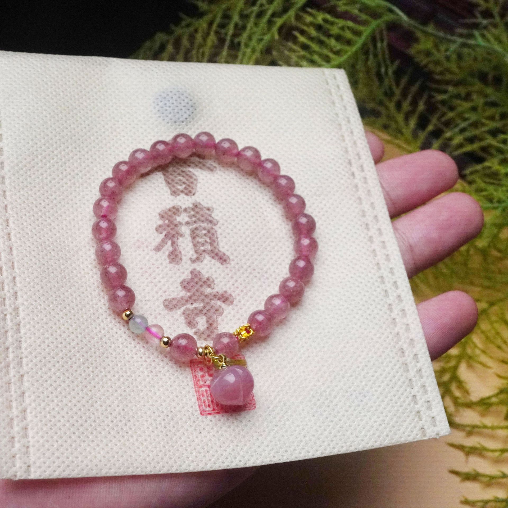 新款天然草莓晶桃子手串水蜜桃水晶吊坠简约小清新女手链饰品配饰