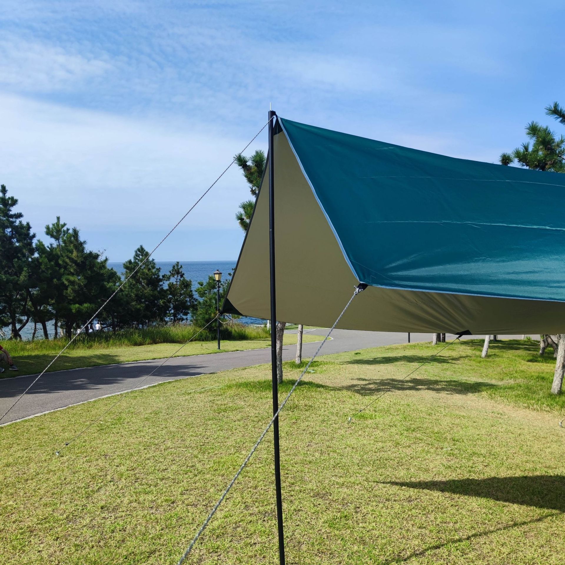 The outdoor canopy tent is thickened with UV-resistant Oxford fabric waterproof, providing full shading for beach camping and fishing. The shading has been upgraded Application Scenario