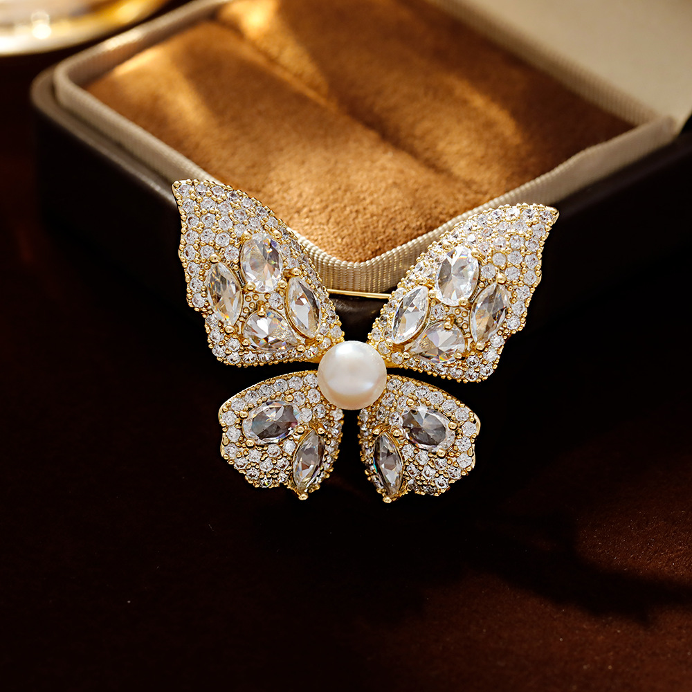 Hyacinth Butterfly brooch, high-end women's light luxury exquisite pearl brooch, suit jacket pin, elegant and stylish autumn and winter accessory