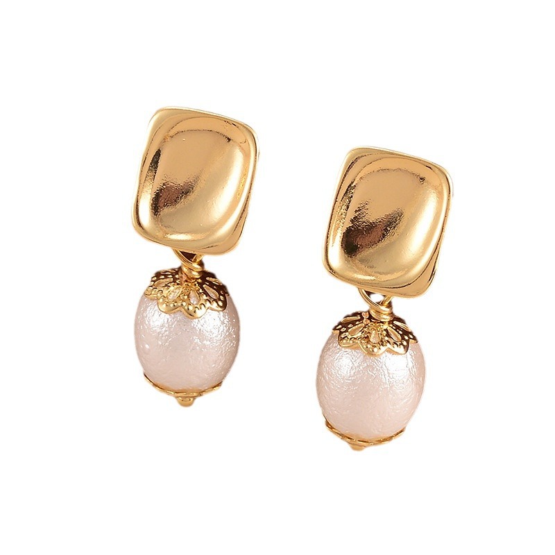 Pearl bee tassel earrings, retro court style, high-end stud earrings, elegant and niche earrings, light luxury and individual wholesale Item Picture