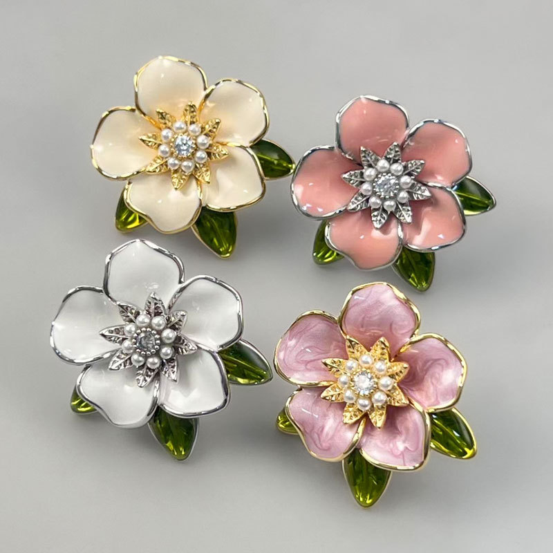 Fresh and sweet Gardenia flower brooch, fashionable and versatile flower magnetic clasp new product, niche and high-end brooch accessory Application Scenario