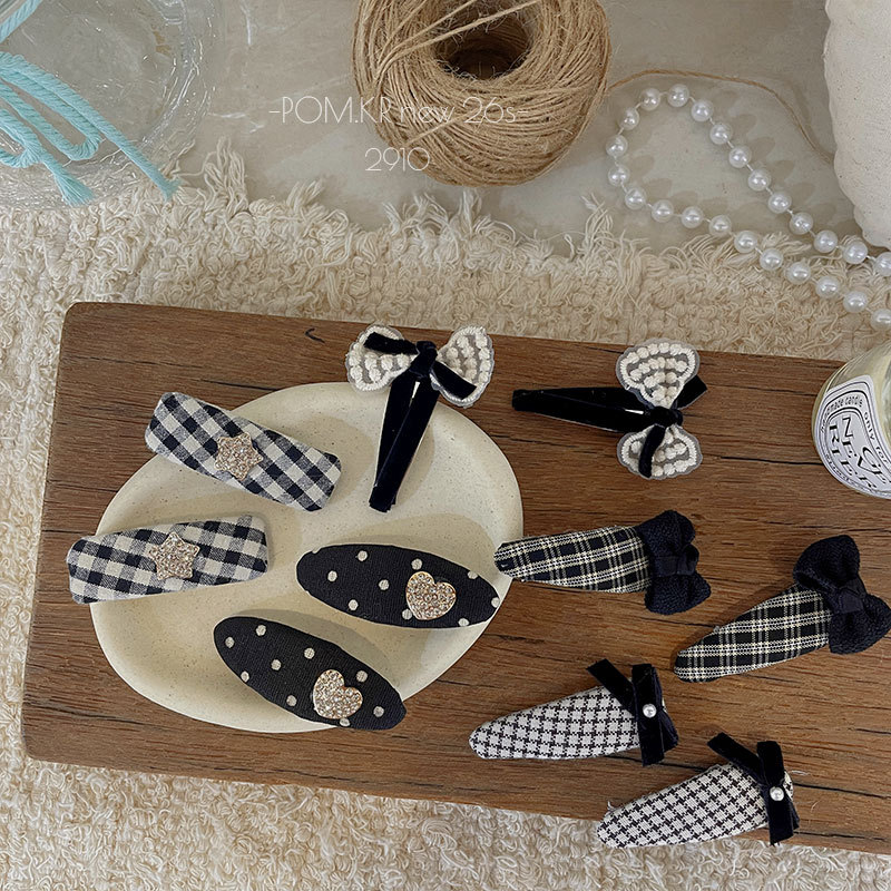 New Korean-style grand checkered hair clips made of fabric, handcrafted small chanel-style children's bye-bye clips, side broken bangs clips for girls details Picture