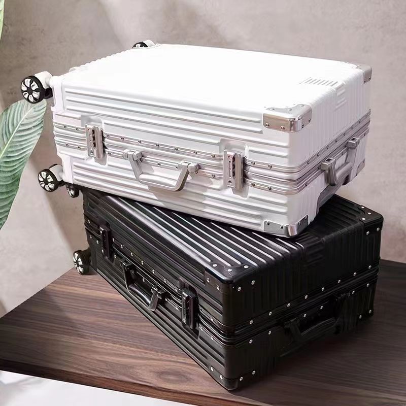Female luggage influencer on Instagram, retro small travel suitcase, large capacity, swivel wheels, leather case, silent wheels details Picture