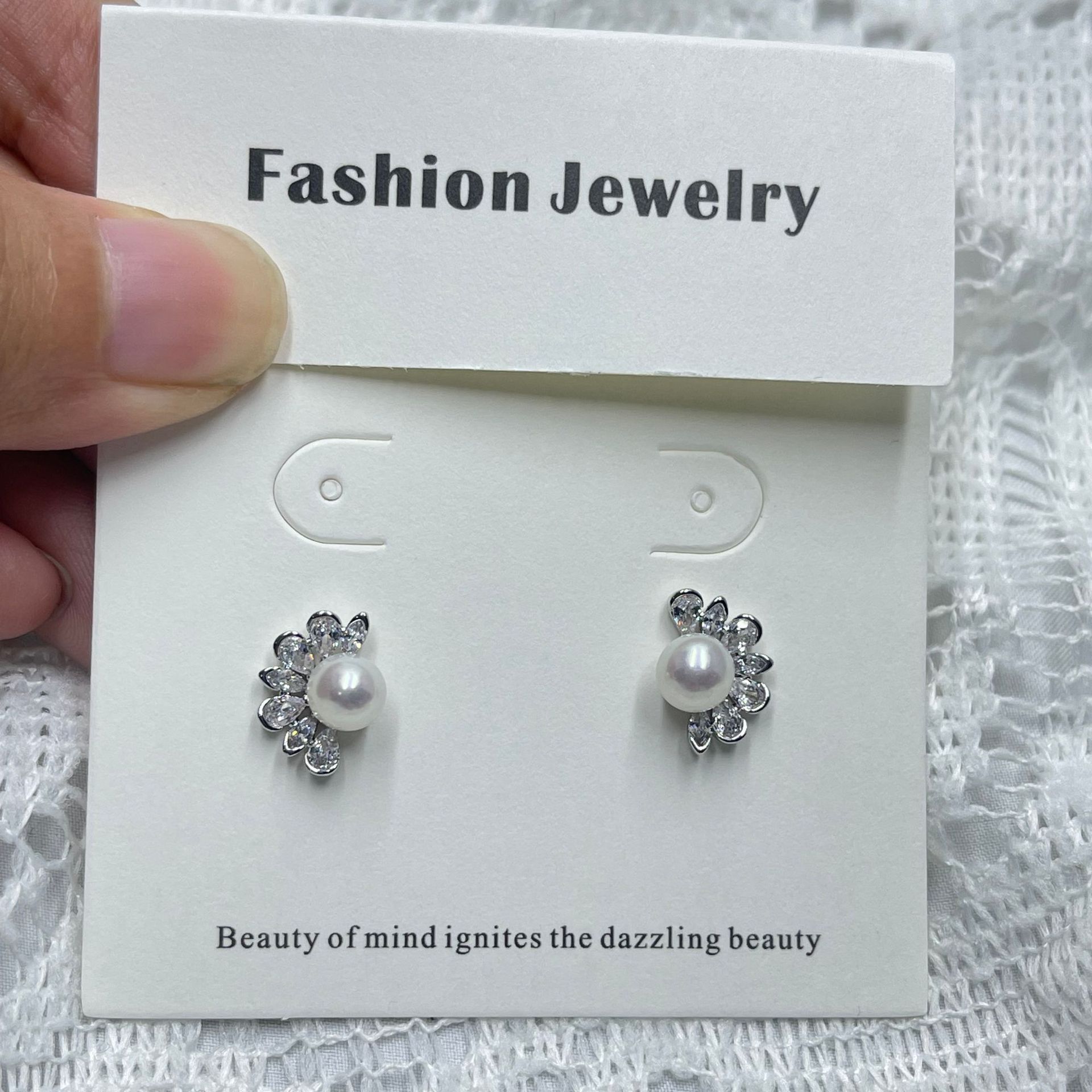 Cross-border Roman holiday pure silver stud earrings, freshwater pearl small round plates, daily retro French light luxury exquisite and elegant ear Specification image