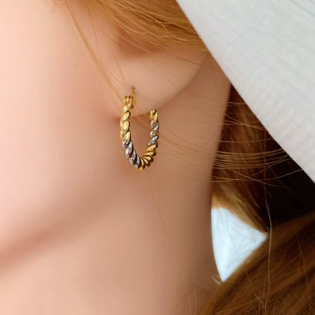 New twist circle earrings for women, small, exquisite, versatile, simple and cold style stud earrings Application Scenario