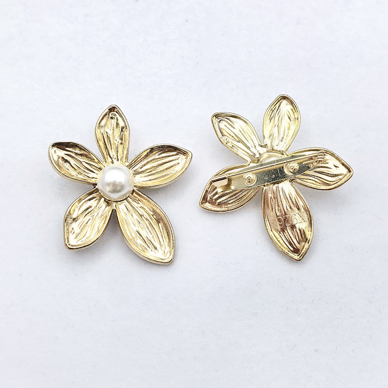 Fashionable new cross-border best-selling hollowed-out flower-shaped brooches, high-end and versatile pins, trendy accessories wholesale buttons Specification image