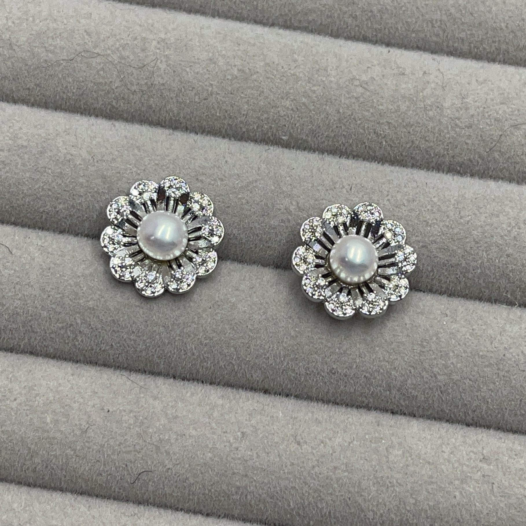 The small flower-shaped freshwater pearl earrings exude a high-end feminine charm. The high-end zircon stud earrings are versatile, personalized and trendy accessories