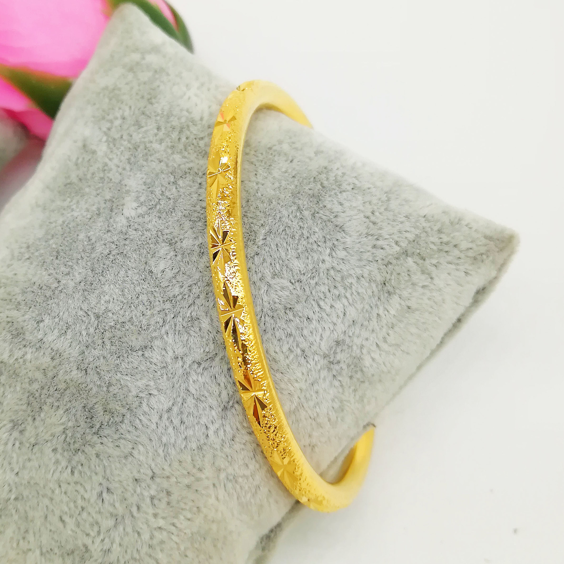Open round bar starry sky bracelet is a hot sale at the street stall. It is made of pure brass plated with 24K real gold and can be customized directly from the manufacturer details Picture