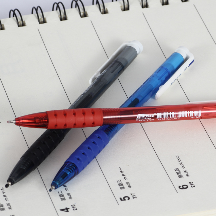Factory direct supply of three-color 0.5MM oil pens, plastic press oil pens 750560 pieces per box details Picture