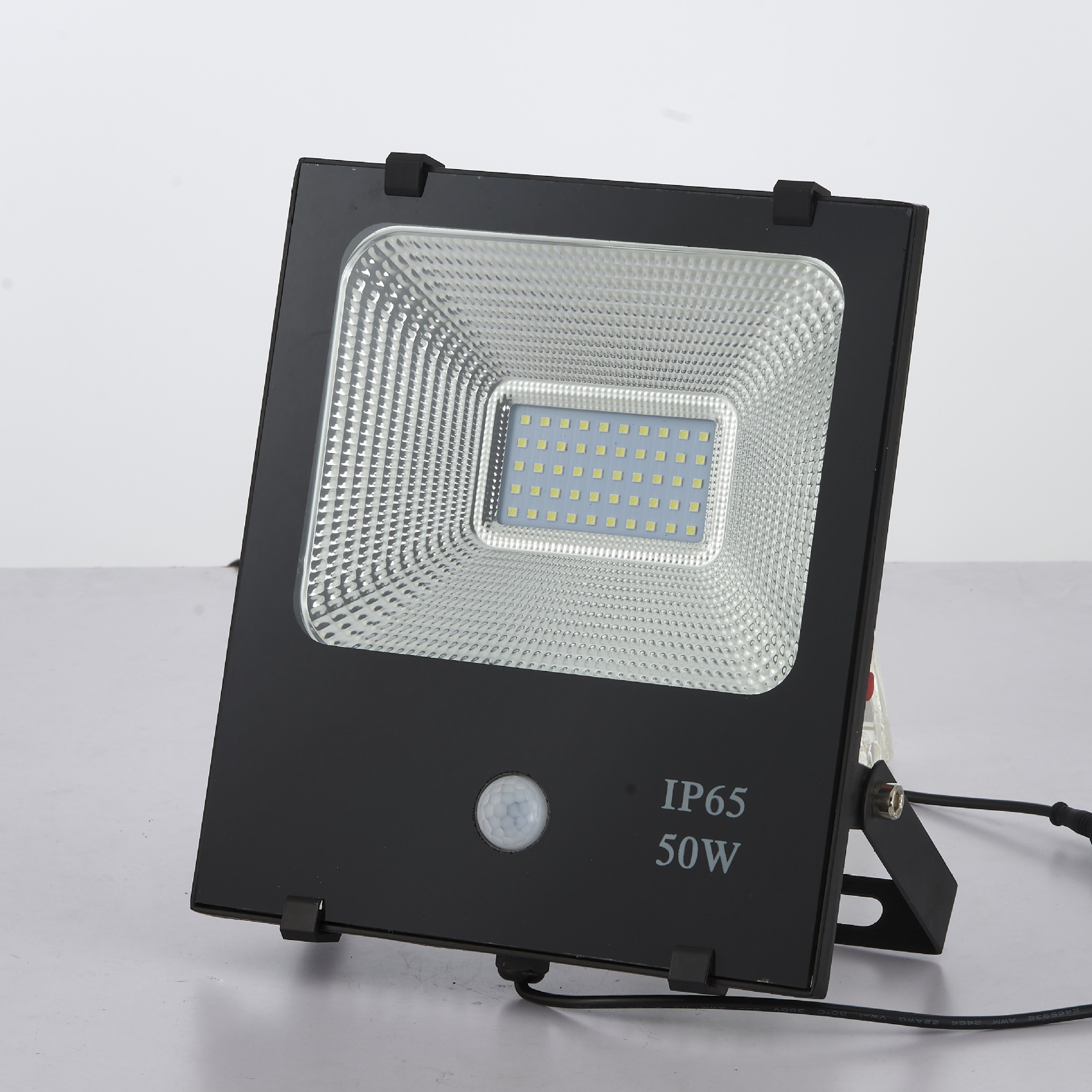 LED outdoor floodlights, human-sensing garden lights, solar lighting fixtures, warehouse outdoor solar lights, super bright details Picture