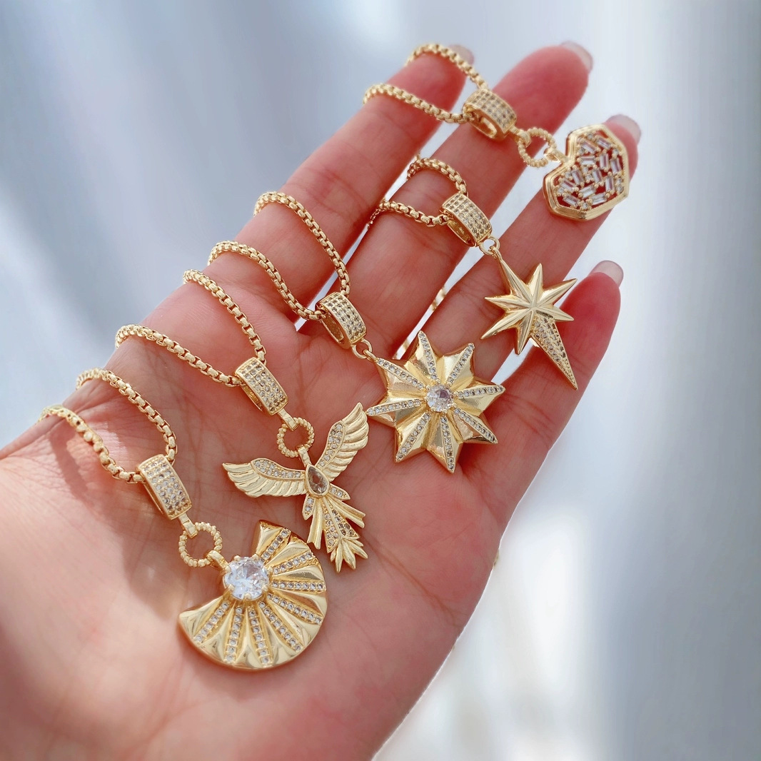 A new and unique octagonal star-shaped pendant necklace with a high-end collarbone chain and elegant accessory sweater chain