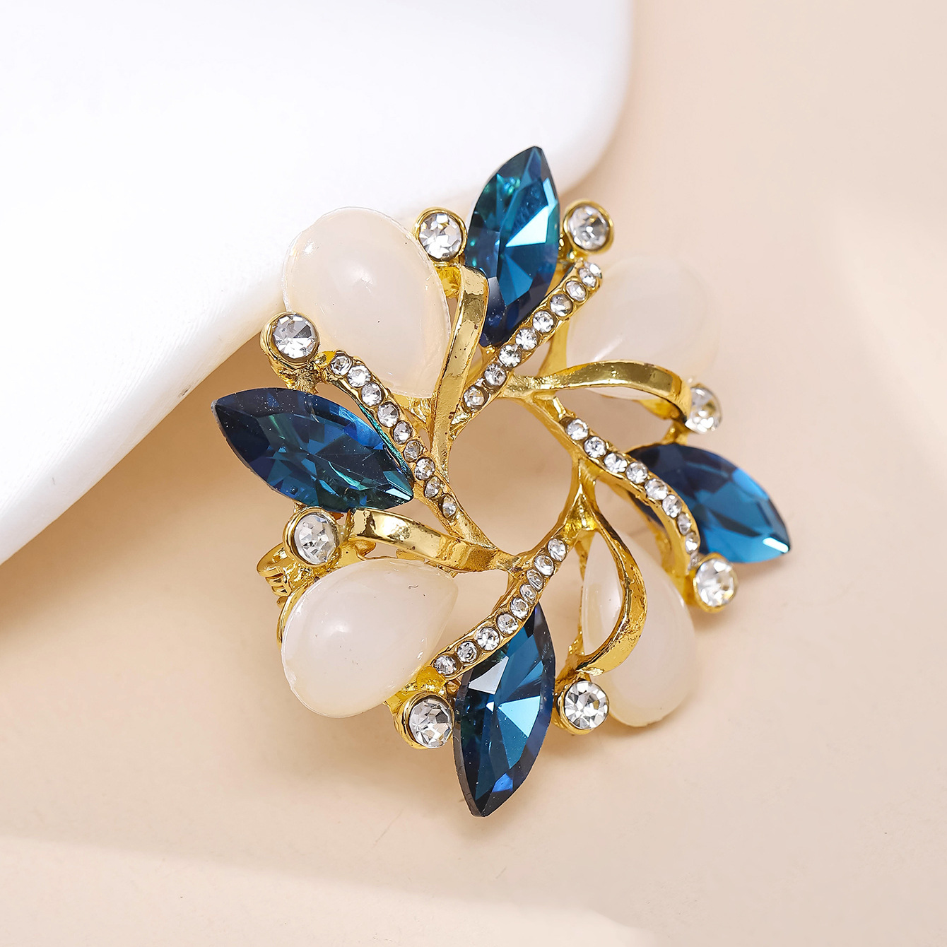 New Bauhinia cat's eye brooch, flower crystal full diamond brooch, silk scarf buckle, stylish and fashionable dual-purpose brooch wholesale Specification image