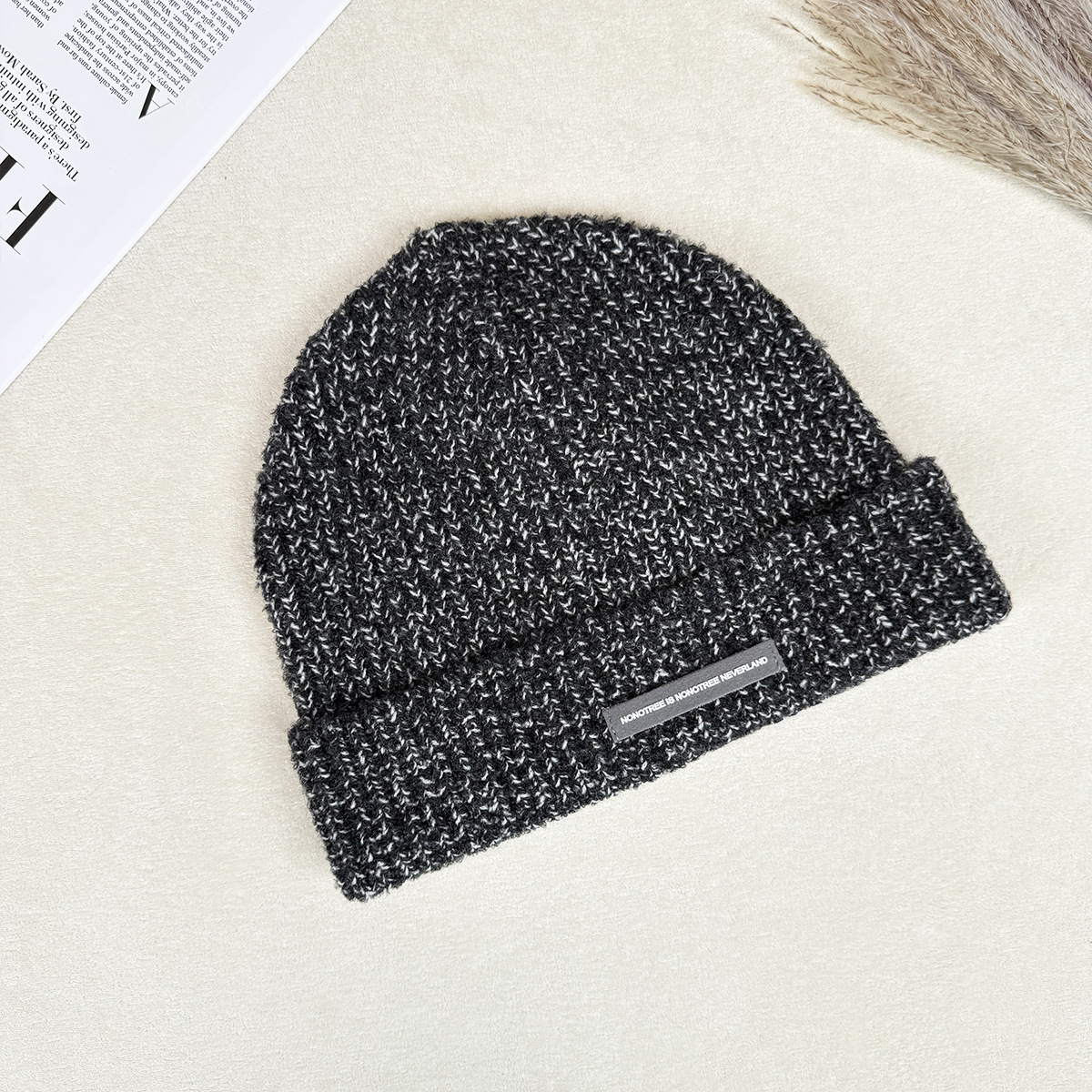 The large-head leather label woolen cap is a simple winter letter knitted cap that is versatile and can make your face look good. It is small, thick, soft and soft, and can keep your head warm details Picture