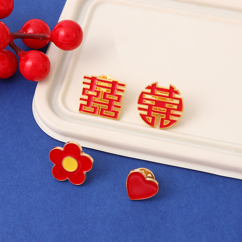 Chinese-style bride's wedding brooch, cross-border heart-shaped alloy red badge, new Chinese-style gift decoration details Picture