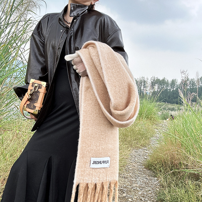 One-piece delivery of new autumn and winter styles for both men and women, high-end Korean-style, niche and simple thickened warm fringed shawls, versatile scarves, wholesale from street stalls details Picture