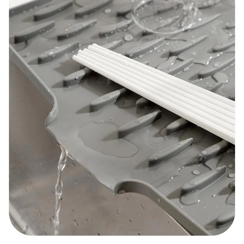 Silicone water-draining pad for countertop slope, kitchen heat-resistant and heat-insulating pot pad, thickened countertop pad, anti-slip cutting board fixing pad Application Scenario
