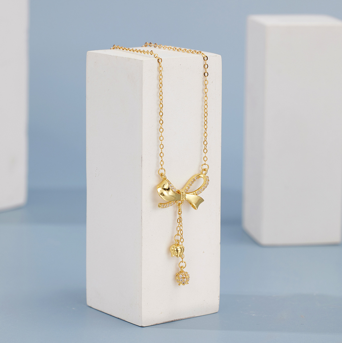 Zircon bow tassel necklace, a niche and light luxury design, is a popular collarbone chain with a stylish and versatile high-end accessory Specification drawing