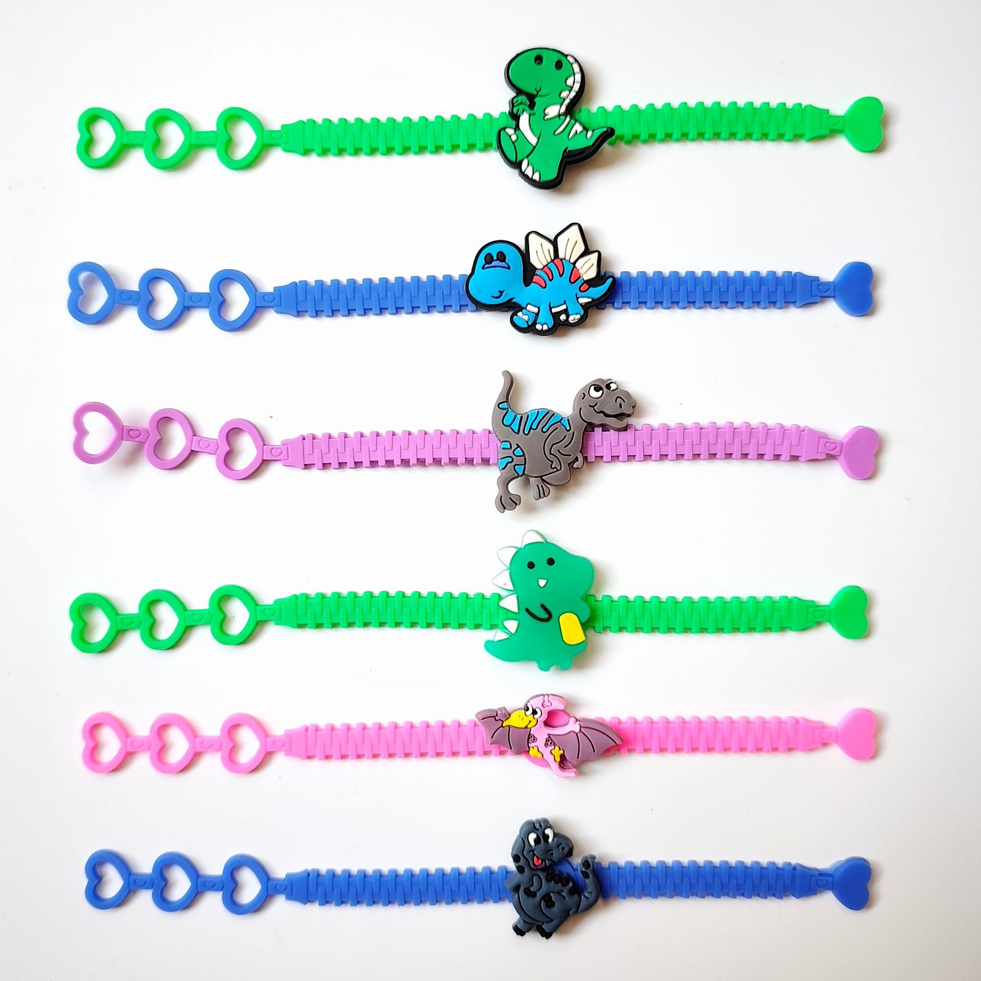 亚马逊跨境三孔桃心pvc手链创意手腕带恐龙手带儿童手环2元小礼品产品图