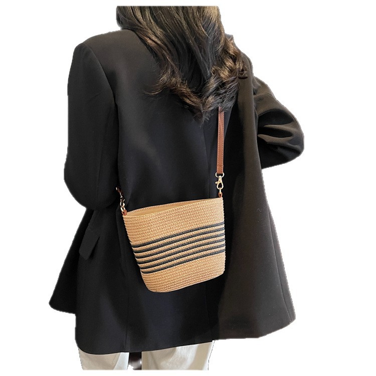 Cross border strap bag moda versátil verano nuevo diseño de nicho crossbody bucket bag strap bag tote bolso de mano tejido playa vacante strap bag Item Picture