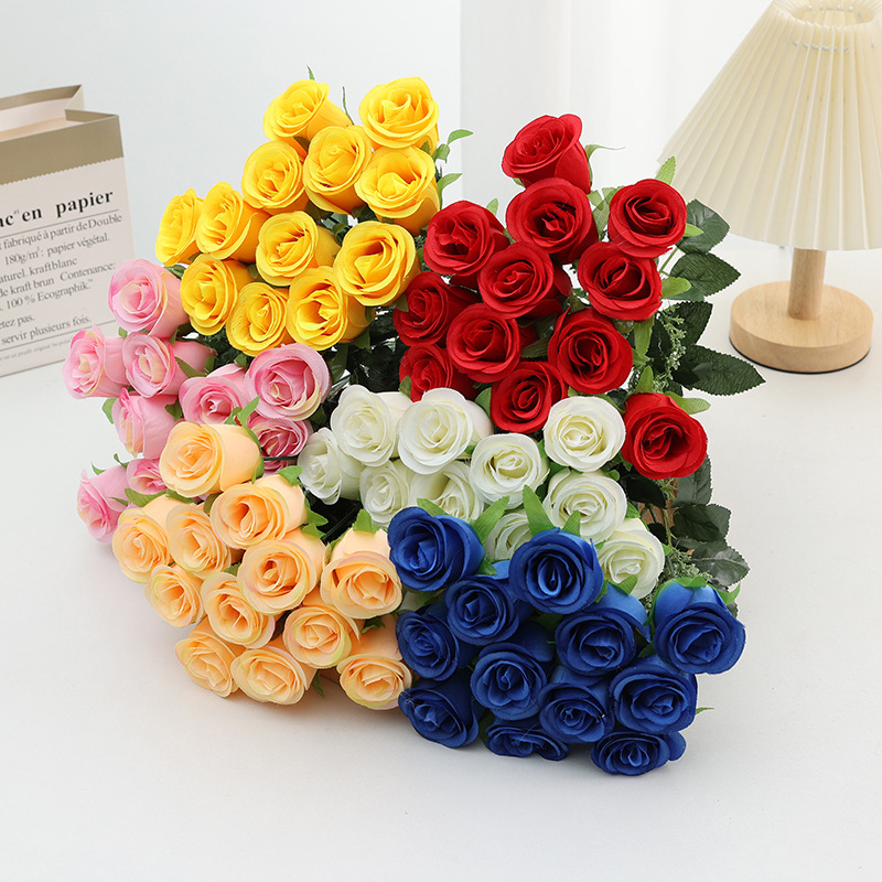 A simulation of 12 lovers' roses, a bride's bouquet, artificial flowers, and decorations for the wedding hall, along with a large bouquet of roses details Picture