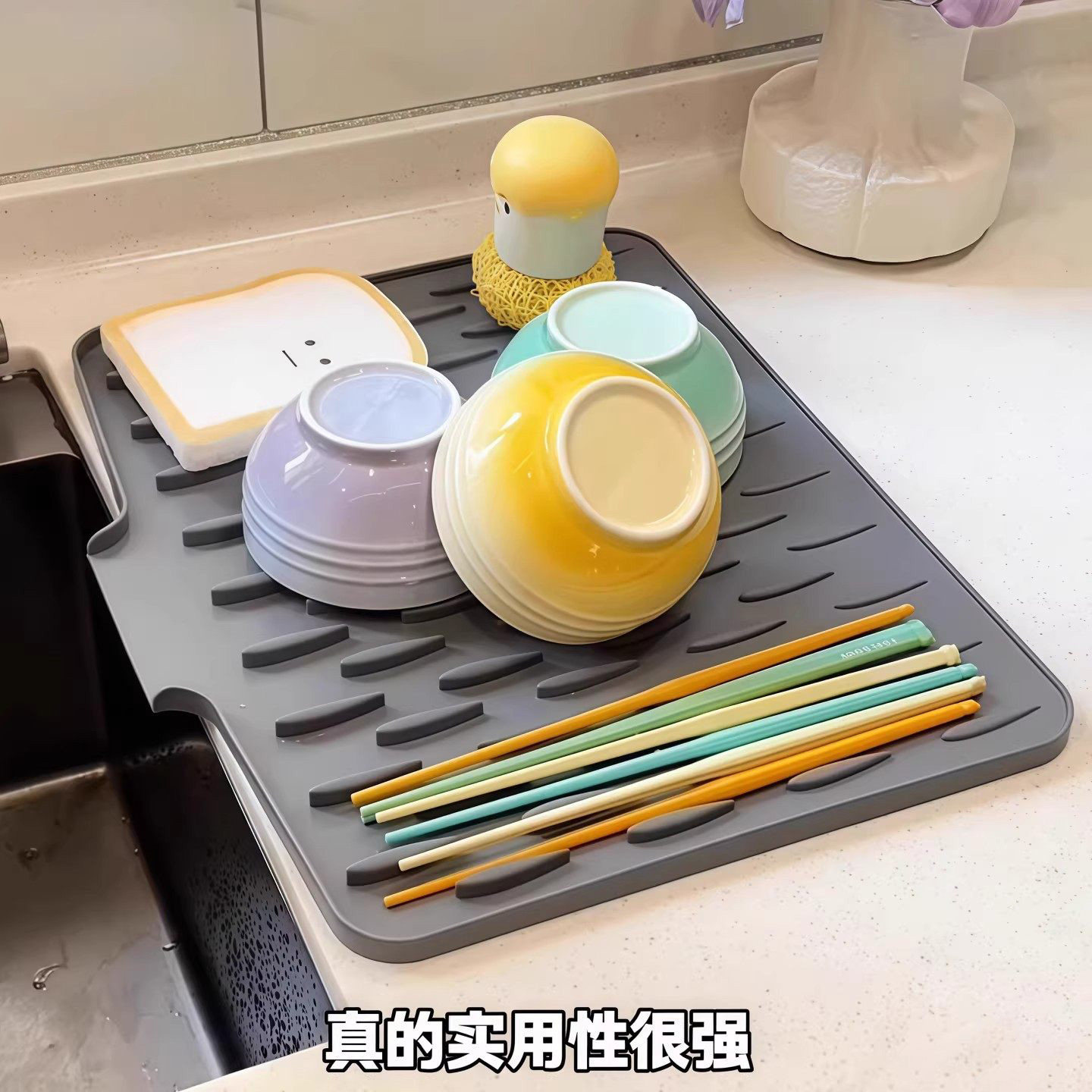 Silicone water-draining pad for countertop slope, kitchen heat-resistant and heat-insulating pot pad, thickened countertop pad, anti-slip cutting board fixing pad Application Scenario