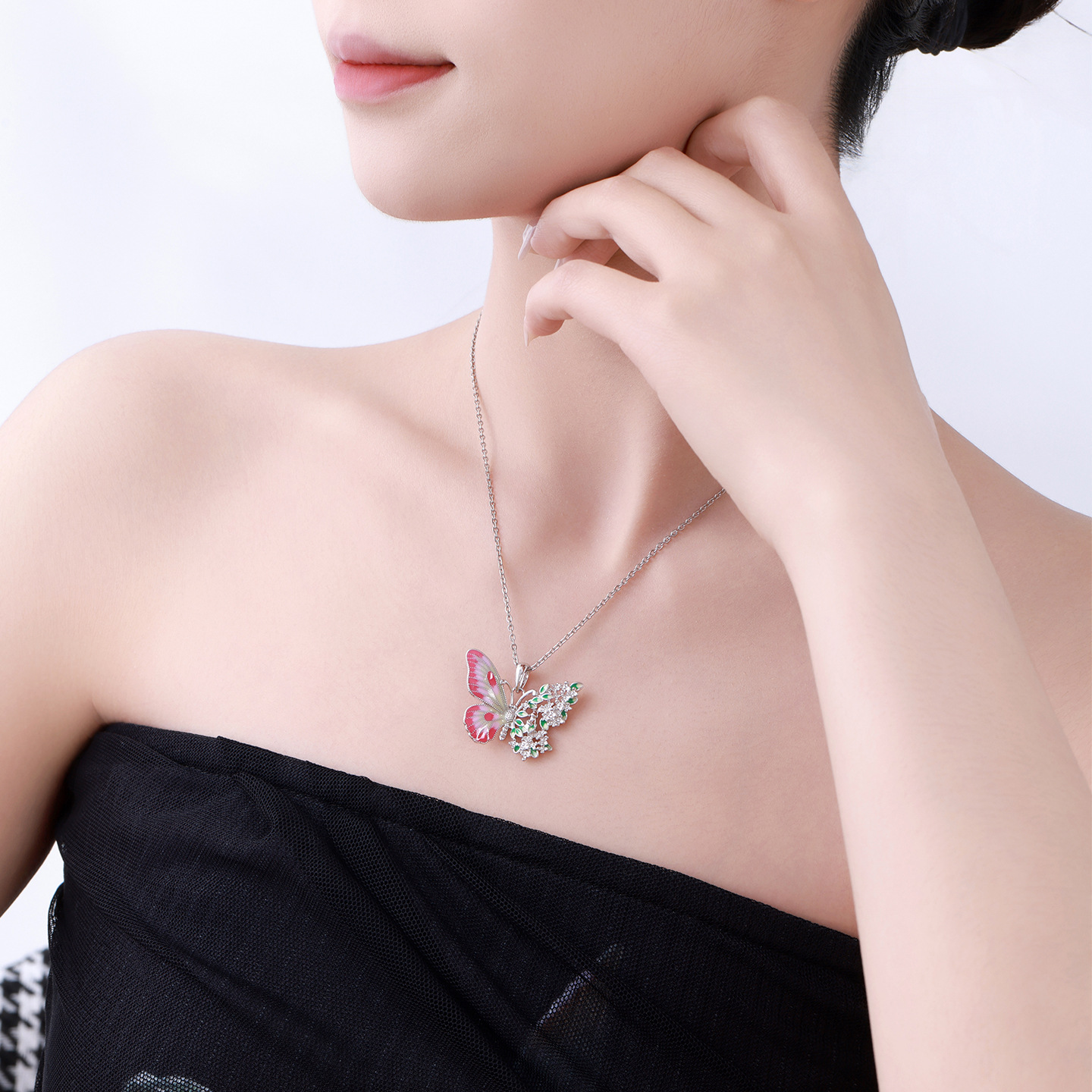 The Xuping enamel color exquisite and elegant half-sided hollowed-out butterfly pendant necklace features a niche design and a sense of high-end luxury Specification image