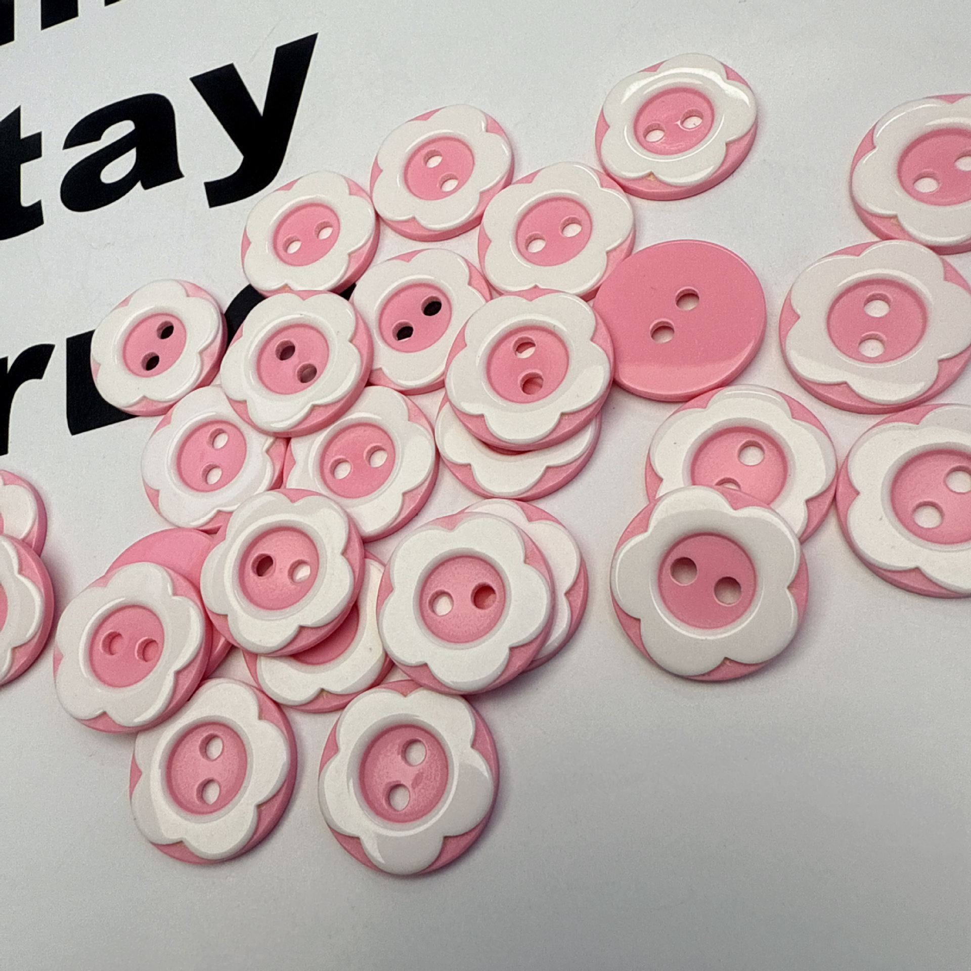 Cute pink buttons mixed and matched, handcrafted diy accessories, button collection, decorative account books, dolls, pain packs, materials Application Scenario
