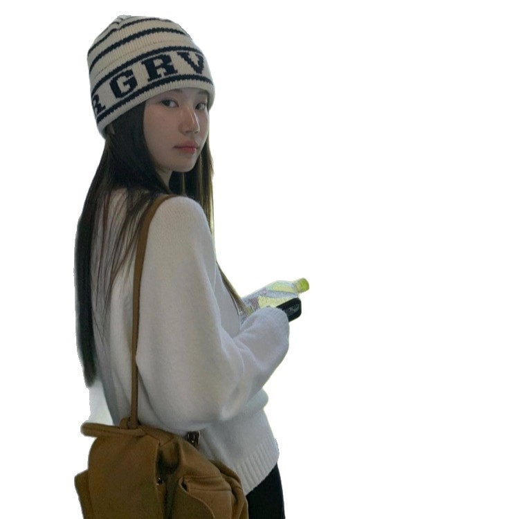 Xu Mengjie's unique striped rolled-up letter knitted hat is a popular autumn and winter casual, versatile, warm and ear-protecting cold hat Item Picture